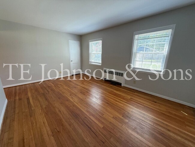 Building Photo - A Great Condo close to Atrium Health and Park