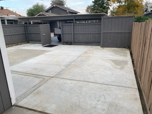 Building Photo - 1030 Kaweah St