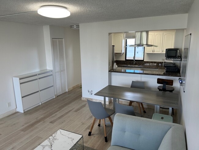 Living Room - 2121 Ala Wai Blvd