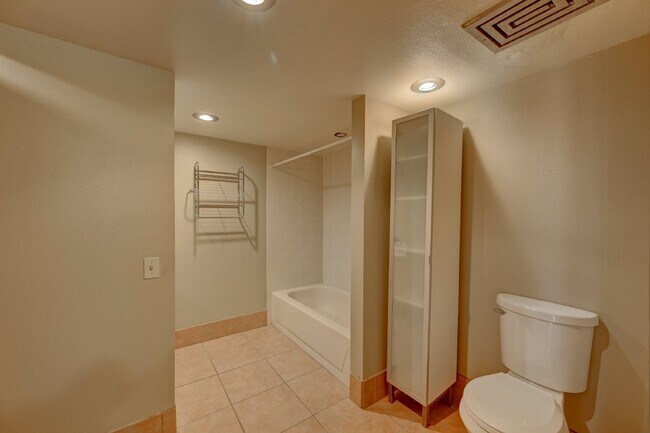 Foto del edificio - 1BR/1BA Comfortable Condo in Montclair Nei...