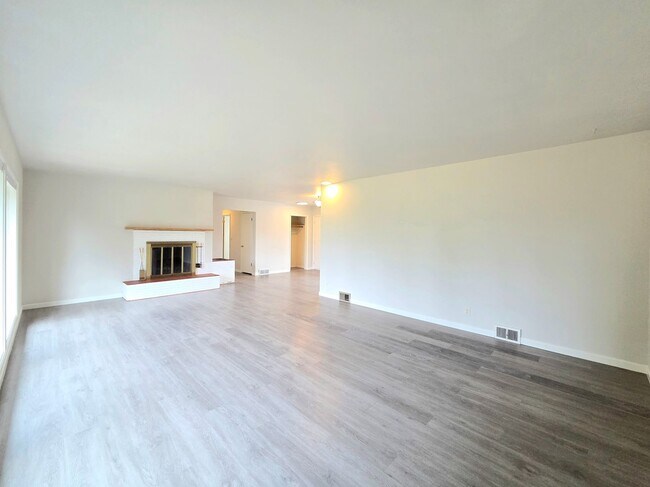 Building Photo - 4 Bed, 2 Bath -- Newly Renovated -- Home on Wenatchee Golf & Country Club's 16th Fairway**