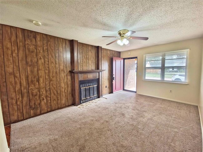 Building Photo - 13917 N Everest Ave