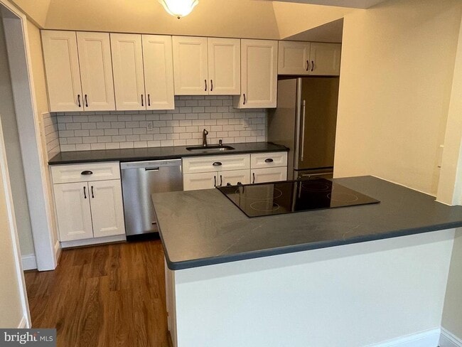 Building Photo - 121 E Chelsea Cir