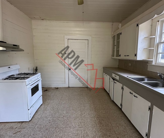 Building Photo - Cute Little 2 bedroom House