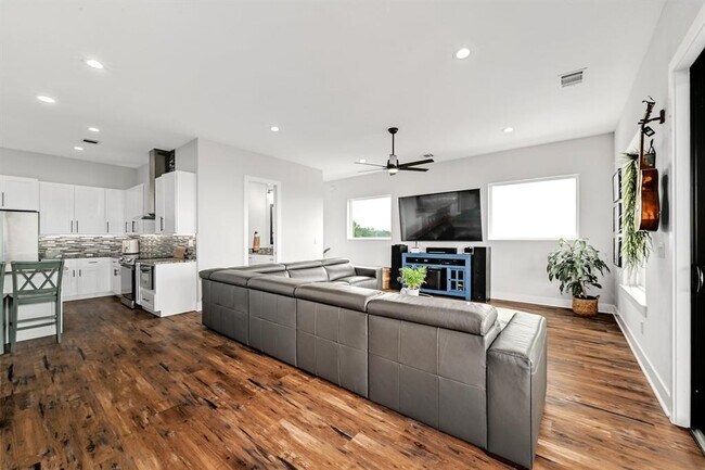 Foto del edificio - 18502 Venture Dr