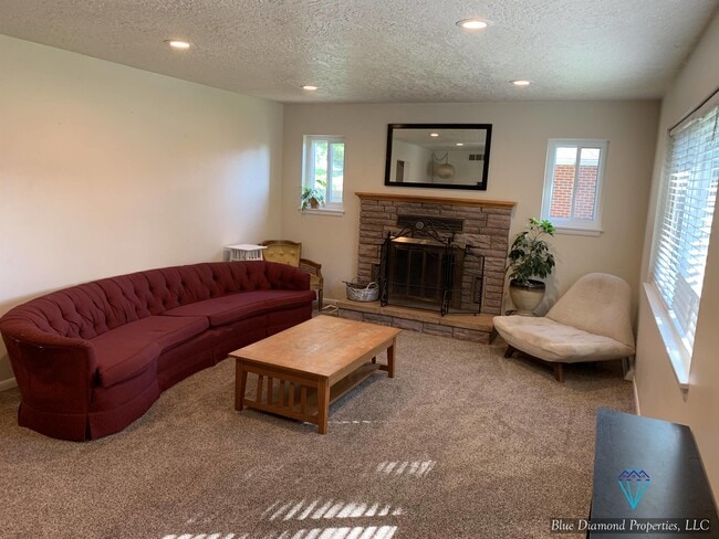 Building Photo - 2821 N Weaver Cir