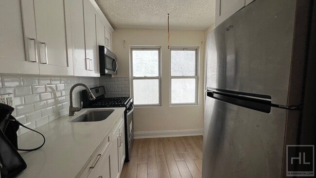 Building Photo - LARGE  AND BRIGHT  2 BEDROOMS 52 STREET/ P...