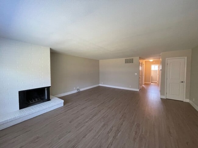Building Photo - 2 bedroom, 2.5 bath 2 story condo now avai...