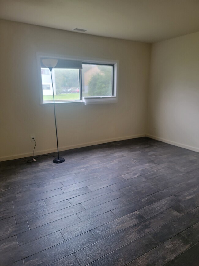 Building Photo - 227 Pointe Cir N
