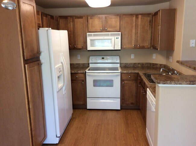 Building Photo - 2 bedroom Condo in a gated community. 1 Ca...