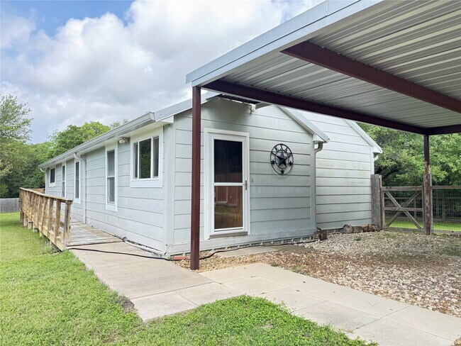 Foto del edificio - 879 Christmas Rd