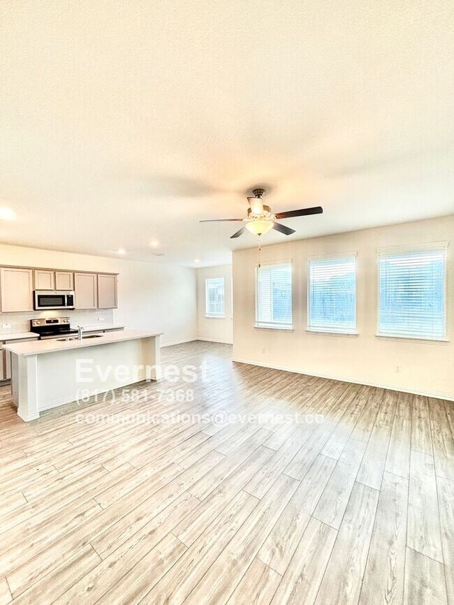 Building Photo - 4-Bedroom Home with Large Backyard and Con...