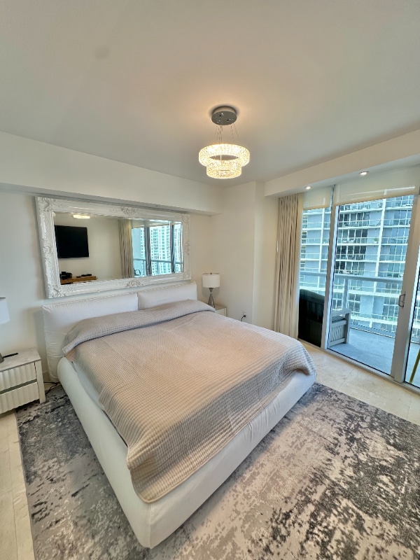 Building Photo - 495 Brickell Ave