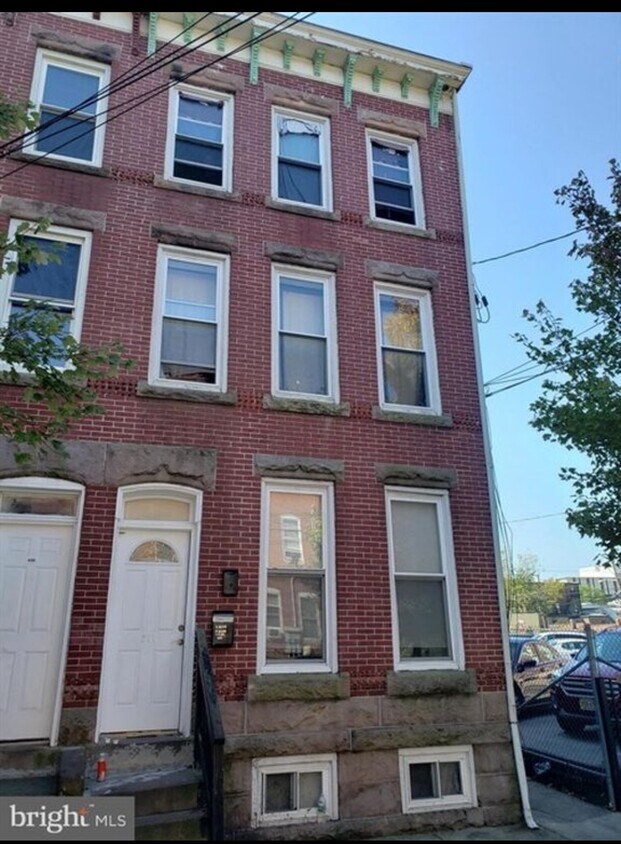 Primary Photo - 211 W Hanover St