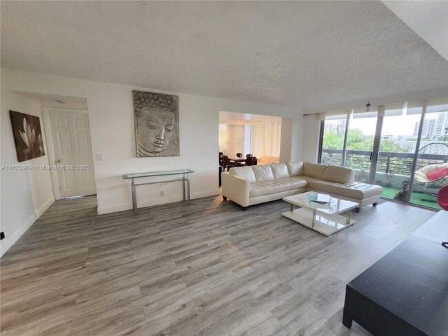 Foto del edificio - 3500 Mystic Pointe Dr