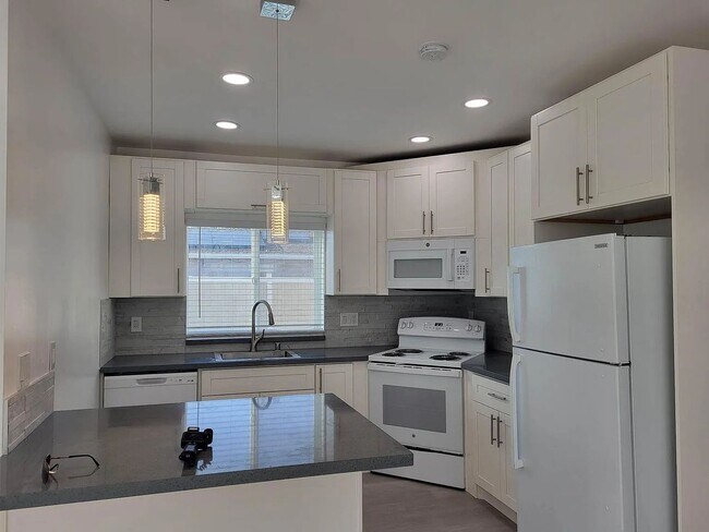 Building Photo - Lakeside 2 br 1 ba ~ beautifully remodeled...