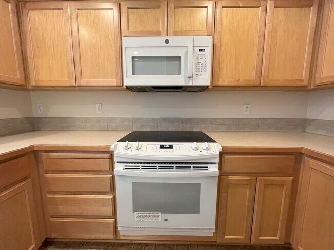 Foto del edificio - Welcome to this charming 3-bedroom, 3-bathroom home in Forest Grove!