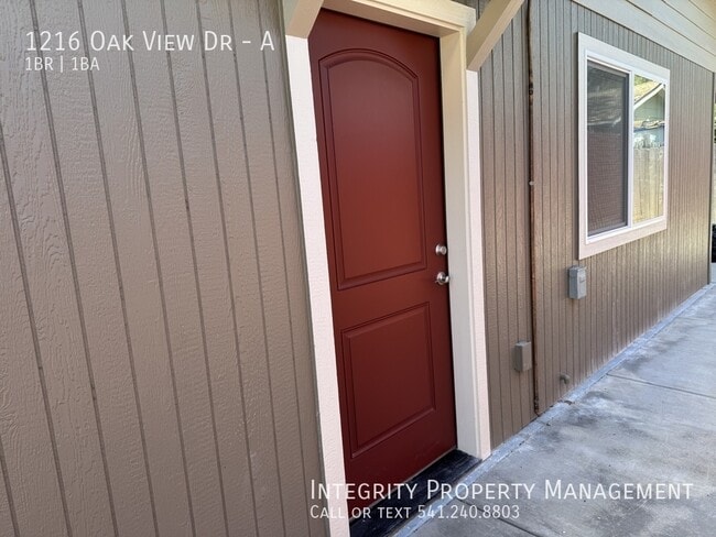 Building Photo - 1216 Oak View Dr
