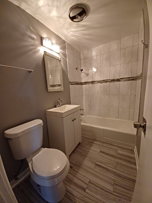 Foto del edificio - 2405 W Balmoral Ave