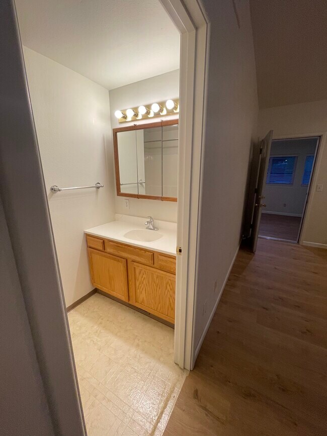Foto del edificio - 6323 6th Ave NE