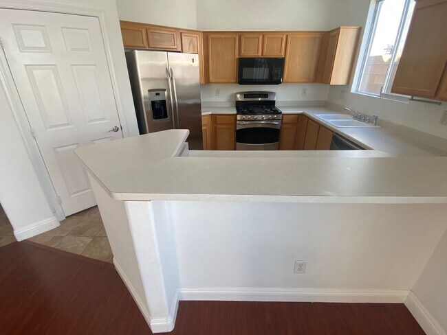 Foto del edificio - STUNNING 3 BEDROOM 2 BATHROOM SINGLE STORY...