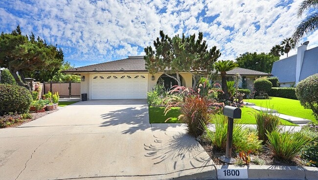 Building Photo - 1800 Yermo Pl
