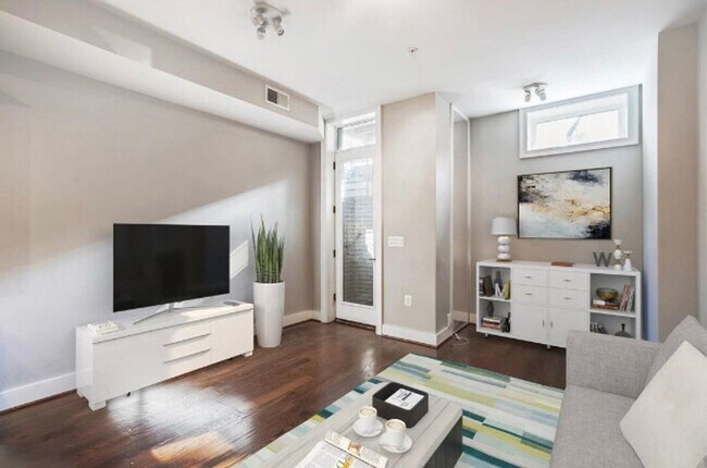 Building Photo - Modern + Bright Two Bedroom Condo in Petwo...