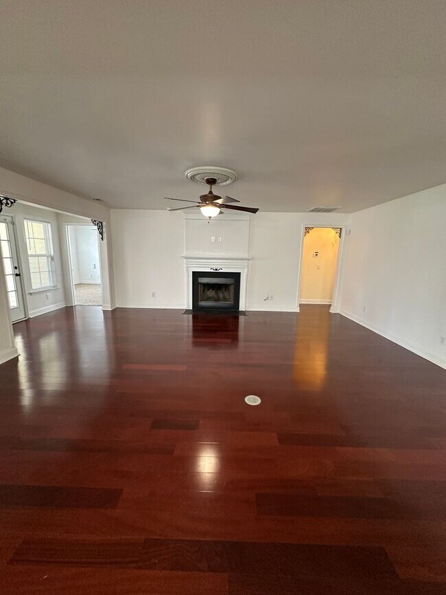 Building Photo - 4 Bedroom 2 Bath home in gated community i...