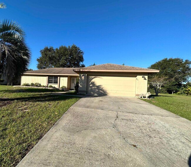 Building Photo - 746 Bahia Dr