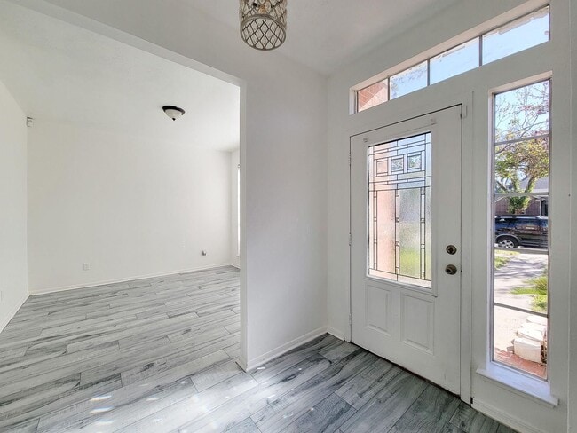 Building Photo - NICE 4 BEDROOM 2 BATH LEASE HOME WITH 2327 SF