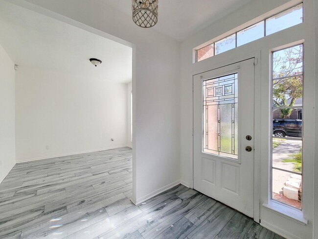 Foto del edificio - NICE 4 BEDROOM 2 BATH LEASE HOME WITH 2327 SF