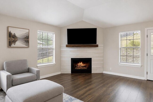 Building Photo - 714 Newport Dr
