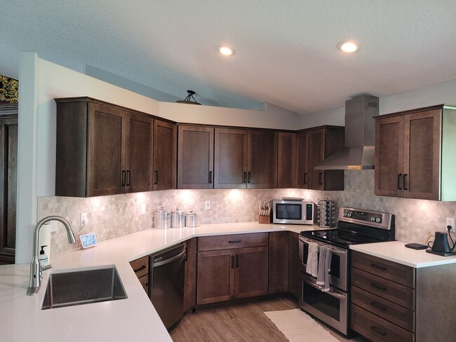 Foto del edificio - Stunning Home with Hot Tub with Detached O...