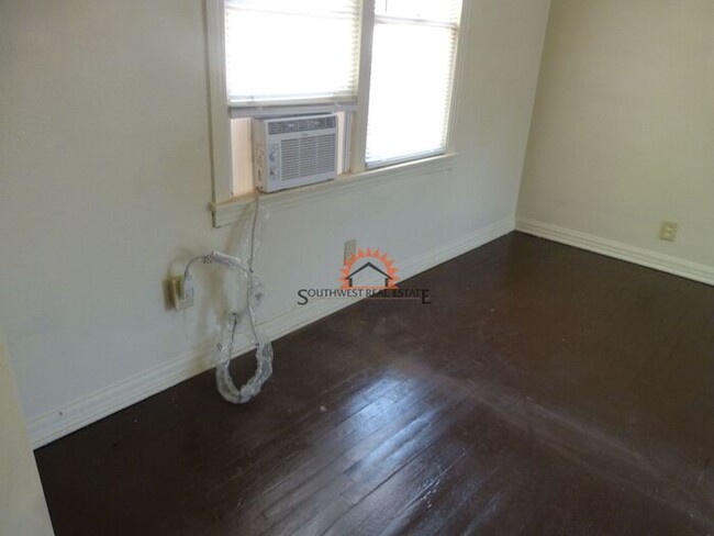 Building Photo - 1 bedroom 1 bath home that won't break the...