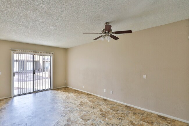 Building Photo - 2813 E Paradise Ln