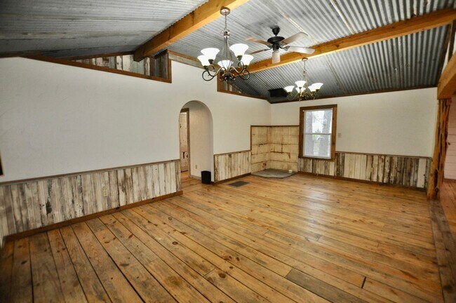 Foto del edificio - COMING SOON - FOR LEASE! Hard to Find Hors...