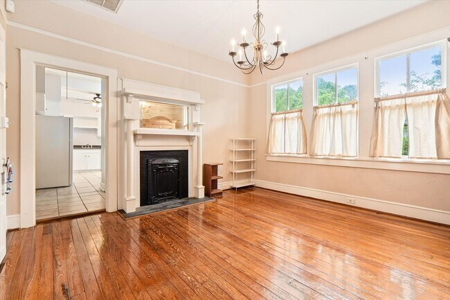 Foto del edificio - MIDTOWN BEAUTY WITH MOTHER IN LAW SUITE