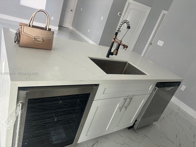 Foto del edificio - 868 Cervantes St E