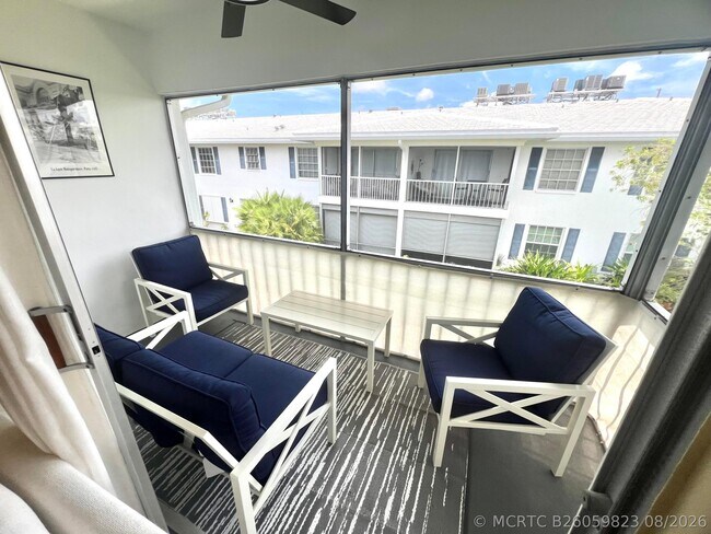 Foto del edificio - 2211 NE 67th St