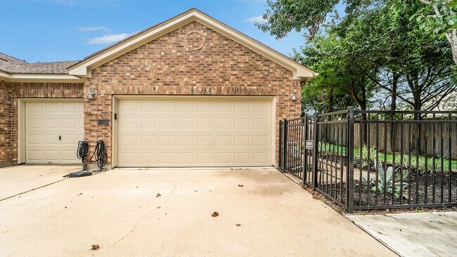 Building Photo - 2052 Glencove Dr