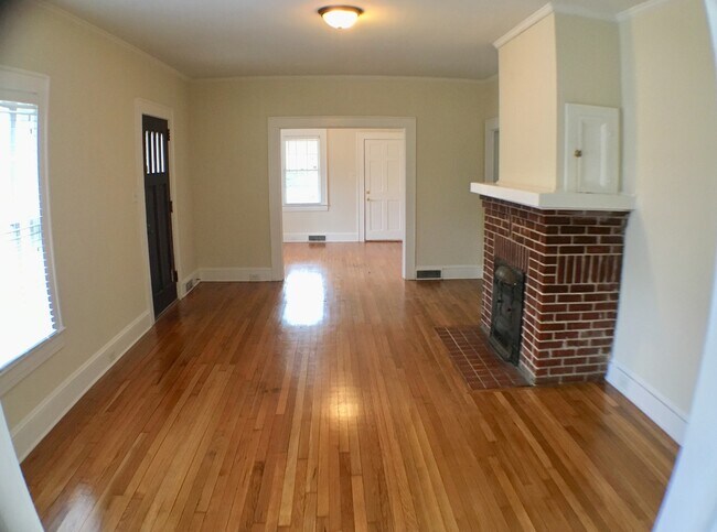 Foto del edificio - Coming Soon! Great 3BR/2BA brick home, wal...