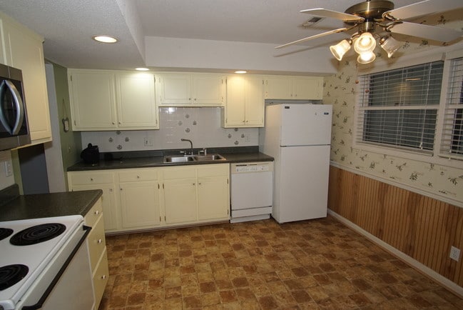 Building Photo - 8707 Olde Colony Trail