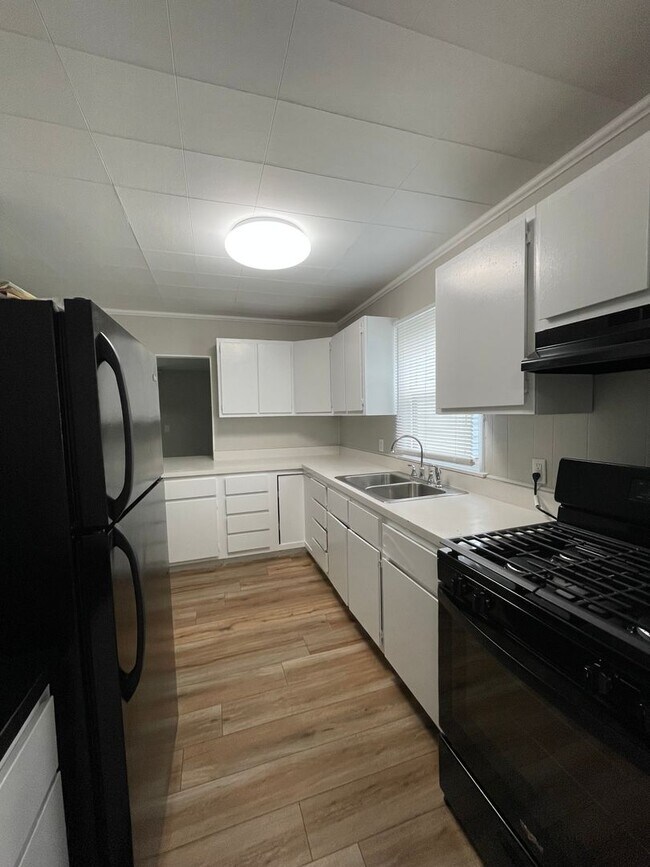 Foto del edificio - 2142 Ulen Ln