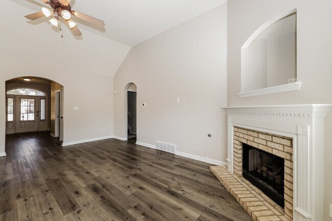 Foto del edificio - 1516 Sawmill Creek Ln