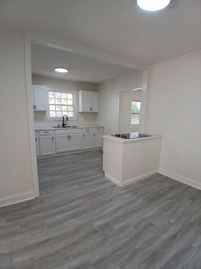 Foto del edificio - Renovated 4 bedroom 2 bath home - Open To ...