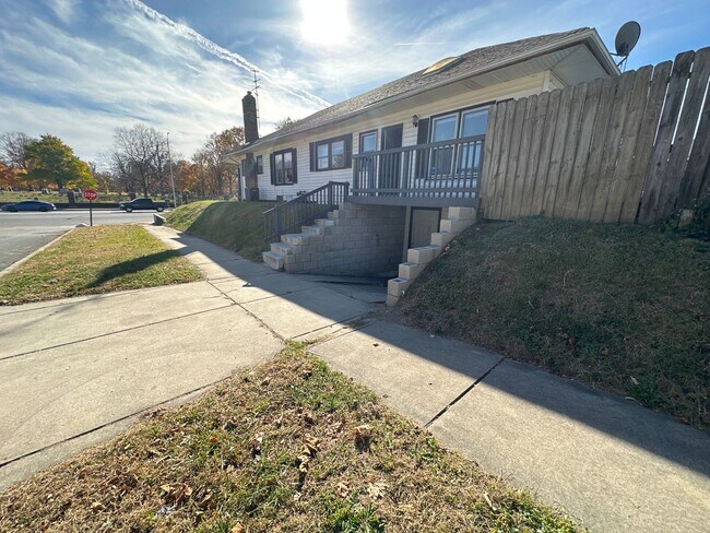 Building Photo - Updated 3 Bedroom / 2 Bath Home in Crown H...