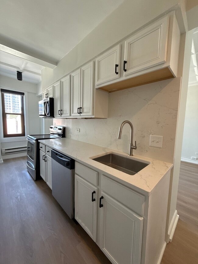 Building Photo - 1211 N La Salle Dr