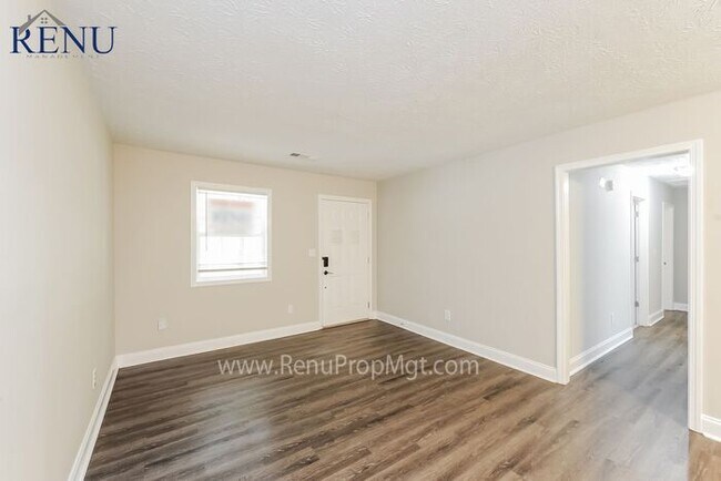 Building Photo - Now available 3 bedrooms 2 baths