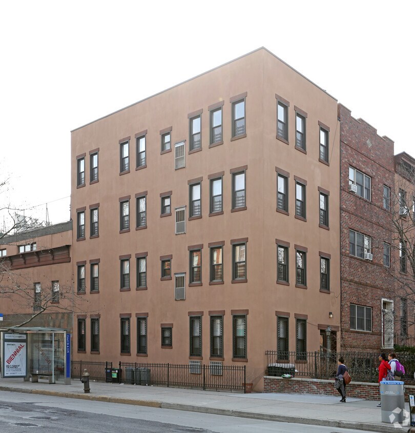 Foto principal - 446 Court St