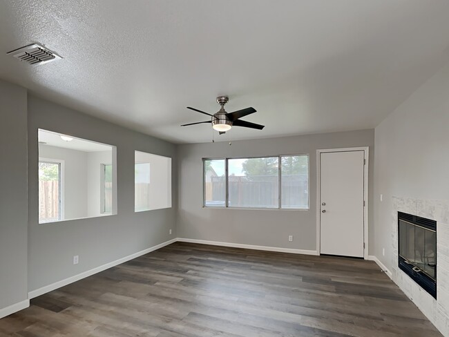 Building Photo - 8450 Amaryllis Ct